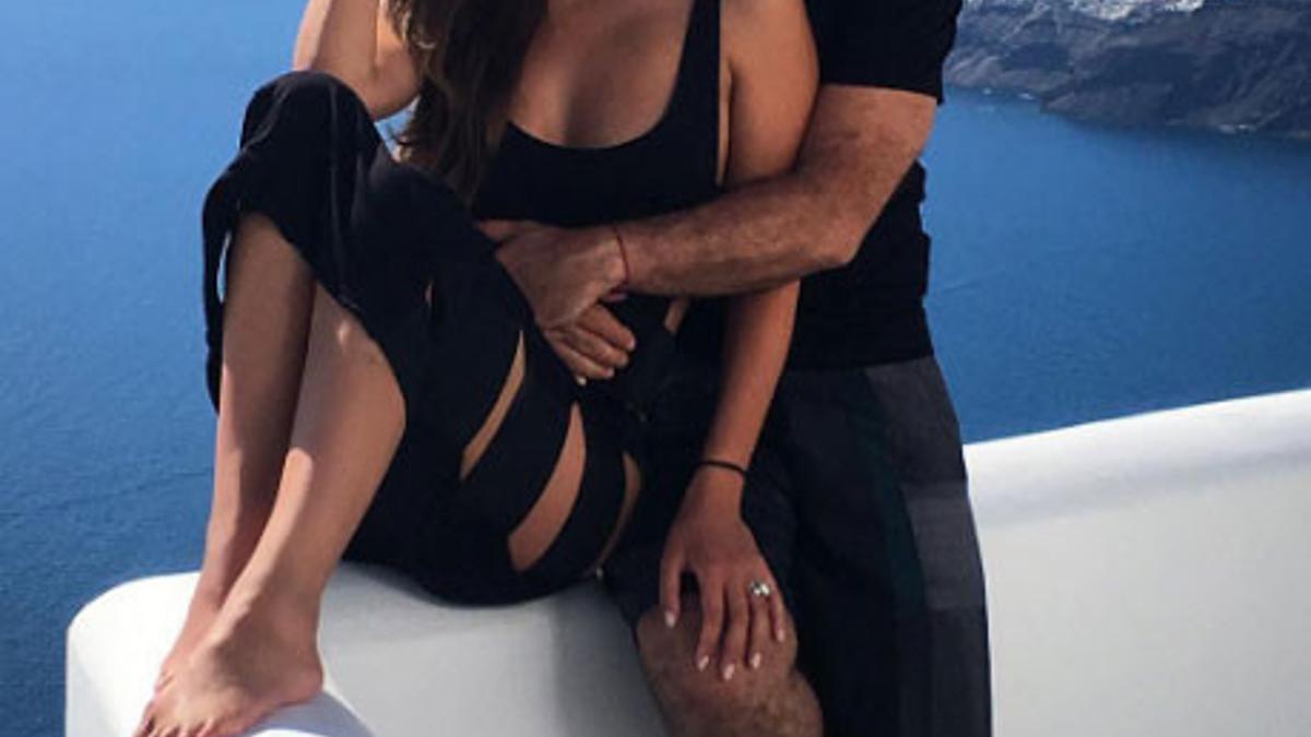 поцелуй на сеновале. страстная юная дева глупышка попалась. демотиватор стройность. эйра стуэдал. девушки поцелуй на вписке.