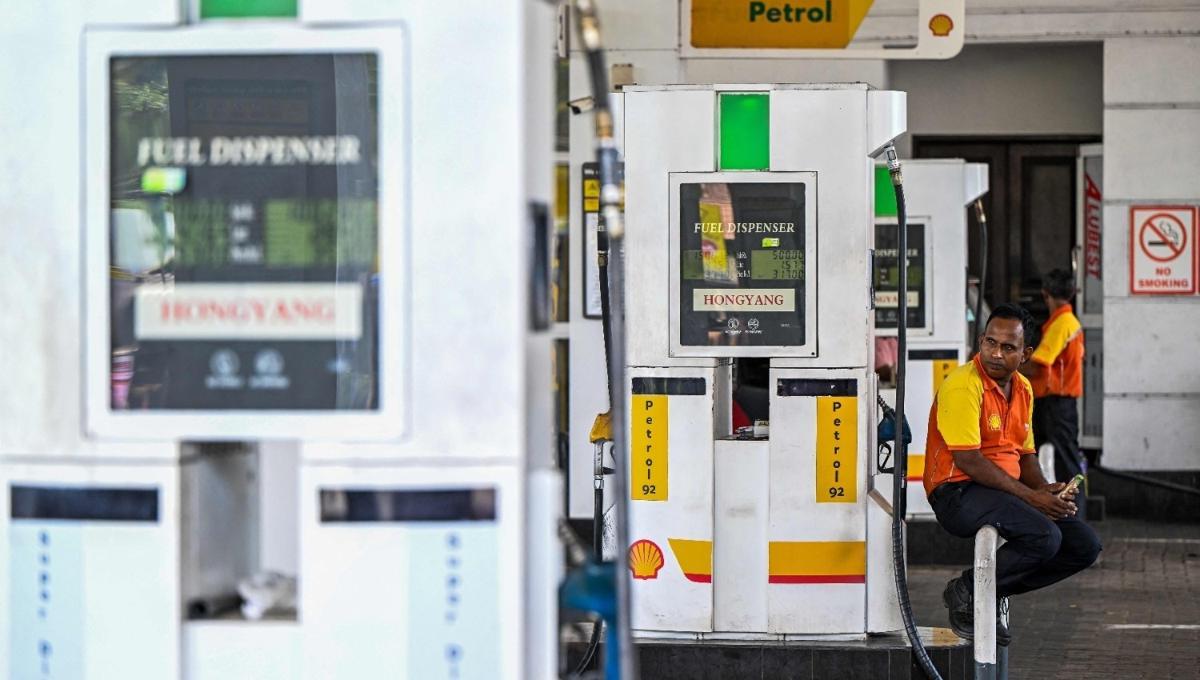 Oil extends gains as Middle East supply fears grow