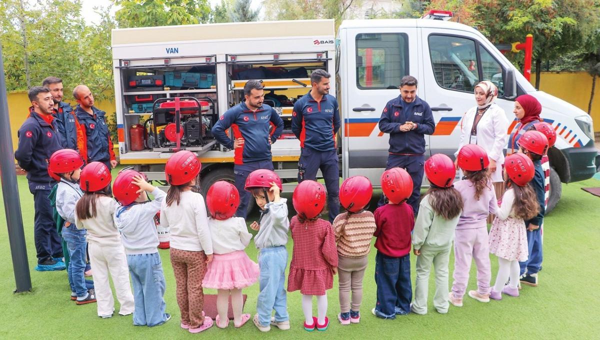 Quake survivors train kindergartners in eastern Türkiye