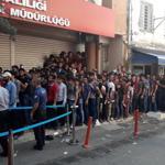 Hundreds of Syrians stampede to get refugee IDs in western Turkey