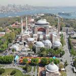 Live tulip carpet installed in Istanbul’s Sultanahmet Square