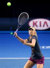 Favorites start Australian campaign with wins