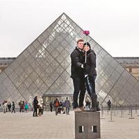 Selfie sticks banned in museums