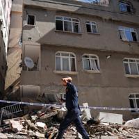 Partial building collapse in Istanbul uncovers illegal floors - Türkiye ...