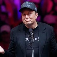 マスク氏、「ケキウス・マキシマス」のペルソナでインターネットを混乱させる