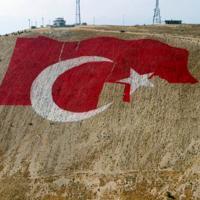 Türkiye’s largest flag takes shape on Kahramanmaraş mountains