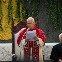 Pope encourages Lebanese not to abandon country