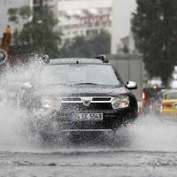 Heavy rains batter Istanbul as waterlogged streets disturb daily life