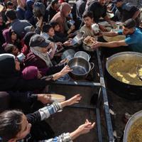 US pledges $2 bln for UN aid, with warning