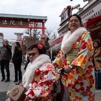 Record number of 42.7 million tourists flock to Japan last year