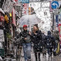 Japanes brave snow to vote in snap election