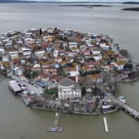 Rising waters of Uluabat Lake reach homes in Türkiye’s ‘Little Venice’