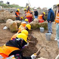 Women trace history at ancient castle