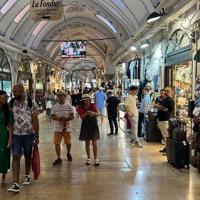 Tourist spending on clothing and souvenirs declines in first quarter - Latest News