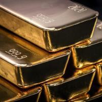 Gold jumps, investors keep their eyes on central banks