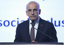 Hazine ve Maliye Bakanı Mehmet Şimşek, Paris'teki terör finansmanı konferansında Türkiye genelinde kripto ATM'lerinin tamamen yasaklandığını açıkladı. Dijital varlıklara yönelik erken ve kararlı adımlar atıldığını belirten Şimşek, uluslararası standartların ötesine geçilerek stablecoin transferlerine günlük 3 bin dolar ve aylık 50 bin dolar işlem limiti getirildiğini duyurdu.