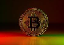 Bitcoin, Asya piyasalarındaki erken işlemlerde 64 bin 680 doları test etmesinin ardından dengelenme sürecine girdi. Kripto araştırma şirketi Ecoinometrics, panik satışlarının durulduğunu belirtirken, likidite azlığı ve yapay zekâ yatırımlarının Bitcoin üzerindeki baskısına dikkat çekti.