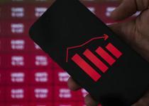 Kripto para piyasasının toplam değeri yılın ilk yarısında yaklaşık 1 trilyon dolar gerilerken, Bitcoin yüzde 33, Ethereum ise yüzde 47 değer kaybetti. Uzmanlar, kalıcı toparlanma için Fed politikaları, ETF girişleri ve jeopolitik risklerde iyileşmenin belirleyici olacağını vurguluyor
