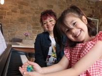 Young girl wins worldwide piano competition with unique learning method