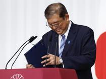 Bruised Japan PM scrambles for support