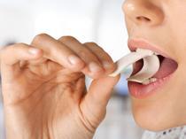 Chewing gum releases microplastics into mouth