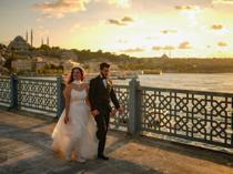 Couples capture romance in sunset photo shoots on Istanbul’s Golden Horn