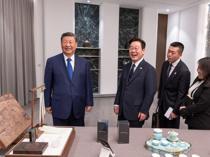 Xi jokes about spying with Chinese phone gift for South Koreas Lee