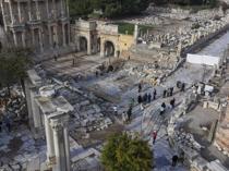 Rare Roman marble bathtub, statue unearthed at Ephesus