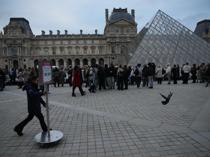 Hundreds queue at Louvre museum as strike vote delays opening