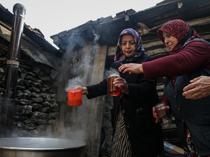 Uludağ women turn boil pine cones into prized ‘pekmez’