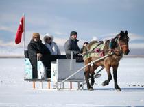 Frozen lake draws visitors as sleigh season opens in eastern Türkiye