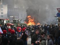 EU-Mercosur deal delayed as farmers stage Brussels show of force