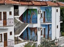 Graffiti artist adds color to resort town