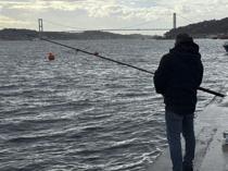 Warm winds draw anglers to Istanbul’s Bosphorus shores