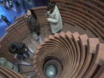 Chinas spellbinding bookstores draw selfie snappers