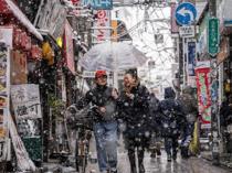 Japanes brave snow to vote in snap election