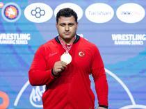 Veteran wrestler Kayaalp wins gold on return after suspension lifted