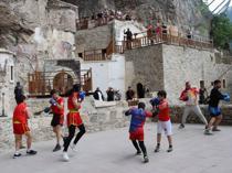 Black Sea city showcases its iconic sites through live sports shows