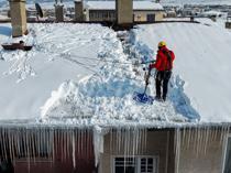 Erzurum mountaineers defend streets from falling icicles