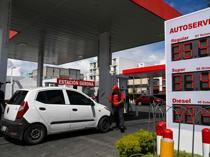 US mulls lifting sanctions on Iranian oil at sea despite war on Tehran