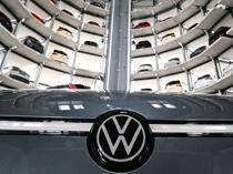 Struggling German auto giant Volkswagens profits plunge