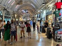 Tourist spending on clothing and souvenirs declines in first quarter