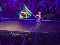 Shakira thrills fans on Rios Copacabana beach
