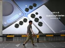Oil sinks and stocks rally on peace hopes, Samsung tops $1 trillion