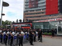 Riot police storm CHP headquarters amid leadership crisis