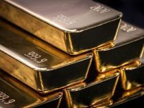 Gold jumps, investors keep their eyes on central banks