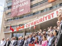 Özel allies deliver signatures in push for new CHP convention