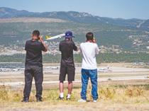 Young plane spotters in İzmir turn passion into aviation dream