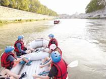 Rafts on Tiber River cool down tourists