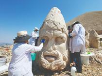 Nemrut’s ancient statues undergo nanolime treatment for preservation